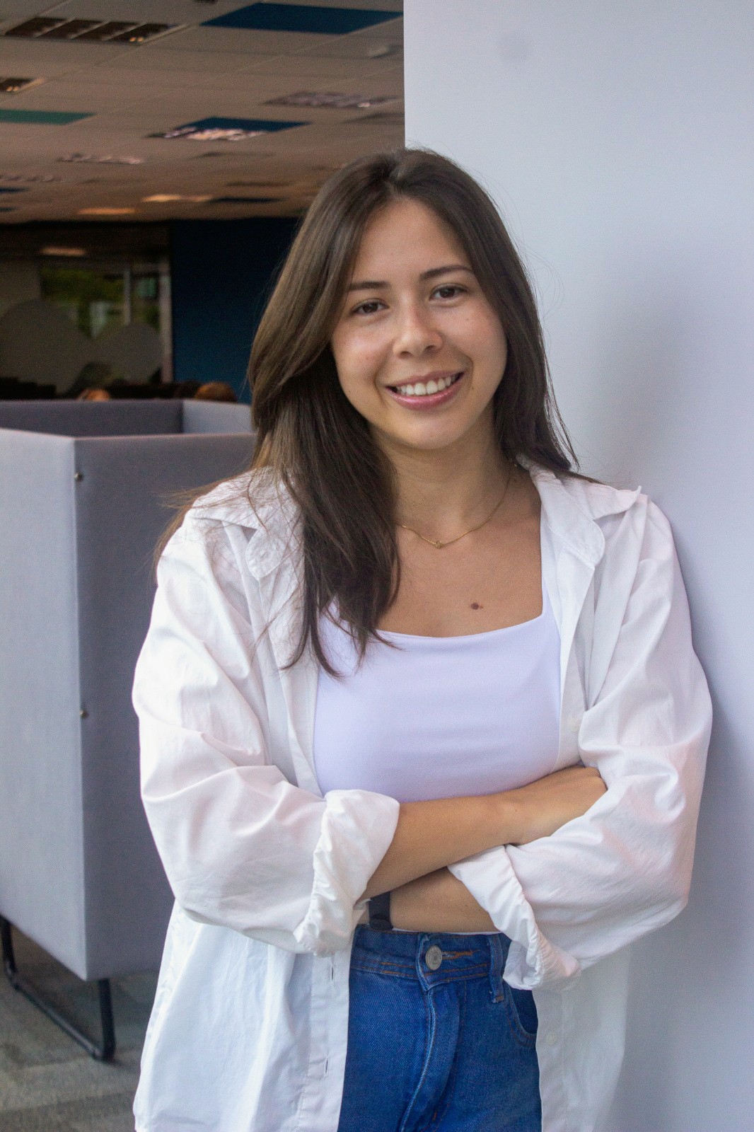 Louisi Cardozo sorrindo em um ambiente profissional